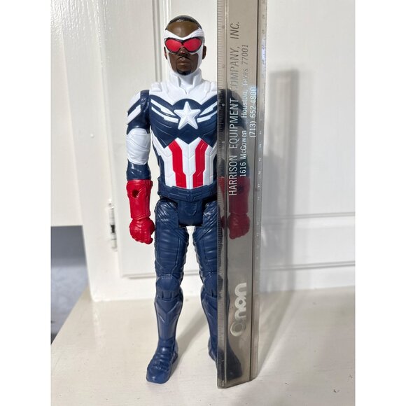 2021 Marvel Titan Hero Series figure Sam Wilson as Captain America - Picture 6 of 7